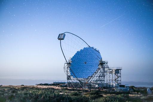 Le télescope LST1, installé sur l'île de Palma, dans les Canaries. Pendant sa phase de test de janvier à février 2020, il a pu distinguer très clairement les émissions du pulsar du Crabe. Crédit Tomohiro Inada