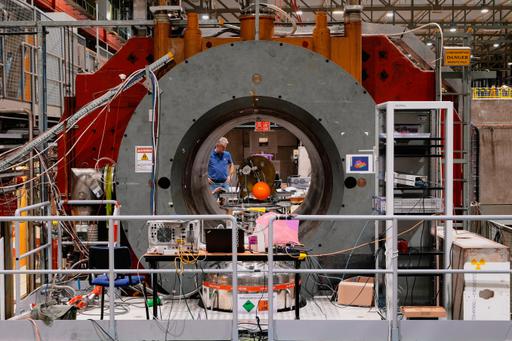 Campagne de tests de prototypes de l’expérience MADMAX auprès d'un aimant au CERN. ©CERN