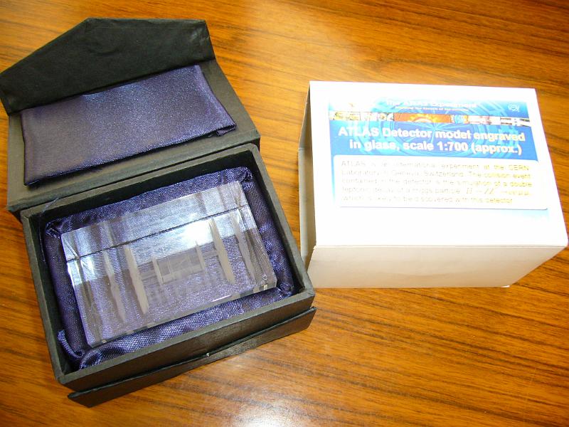 Package_open+Sticker_01.jpg - Glass block 5x5x8 in package, with sticker on envelope