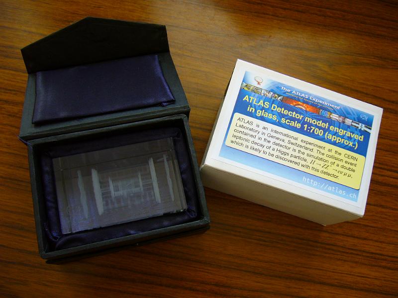 Package_open+Sticker_03.jpg - Glass block 5x5x8 in package, with sticker on envelope
