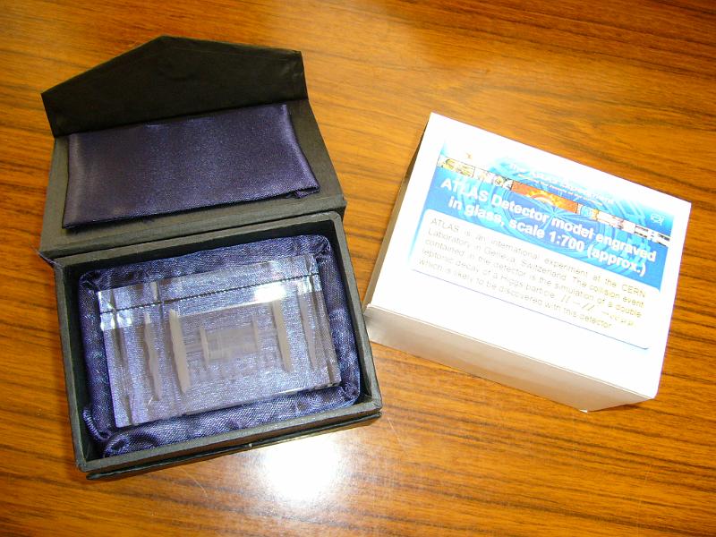 Package_open+Sticker_04.jpg - Glass block 5x5x8 in package, with sticker on envelope